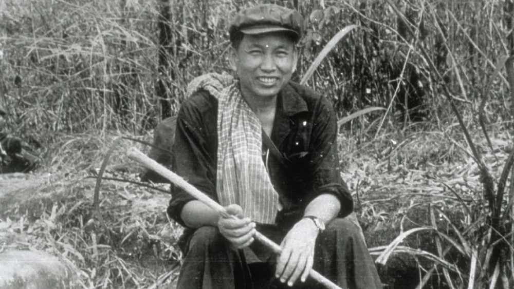 কৃষিভিত্তিক সমাজতন্ত্র গড়ার লক্ষ্যে শুরু করেছিলেন সংস্কারের কাজ। কিন্তু সেই প্রক্রিয়ায় যাঁরাই তাঁদের সঙ্গ দিতে পারেননি তাঁদের নিকেশ হতে হয়েছে। নিকেশ করা হয়েছে তাঁদেরও যাঁদের ভয় পেয়েছিল খামের রুজ সরকার।