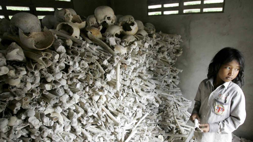 ১৯৭৫ থেকে ১৯৭৯। চার বছর কম্বোডিয়া শাসন করেছিল পলের নেতৃত্বাধীন সরকার ‘খমের রুজ’। ওই চার বছরে কম্বোডিয়ায় প্রায় ২৫ থেকে ৩০ লক্ষ মানুষ মারা যান। ২০০৯ সালে কম্বোডিয়ার সরকারি তথ্য কেন্দ্র ‘ডকুমেন্টেশন সেন্টার অফ কম্বোডিয়া’ জানিয়েছিল সে সময়ের প্রায় ২৩ হাজার ৭৪৫টি গণকবর খুঁড়ে অন্তত ১৩ লক্ষ মানুষের দেহাবশেষ পাওয়া গিয়েছে। এঁদের নৃশংস ভাবে হত্যা করেছিল পলের খমের রুজ সরকার।