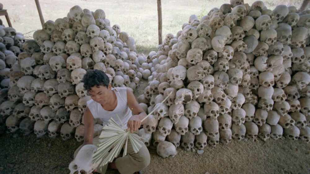 ইতিহাসবিদরা জানিয়েছেন, বন্দিদের নৃশংস ভাবে কুড়ুল দিয়ে কুপিয়ে হত্যা করে গণকবর দিত তারা।