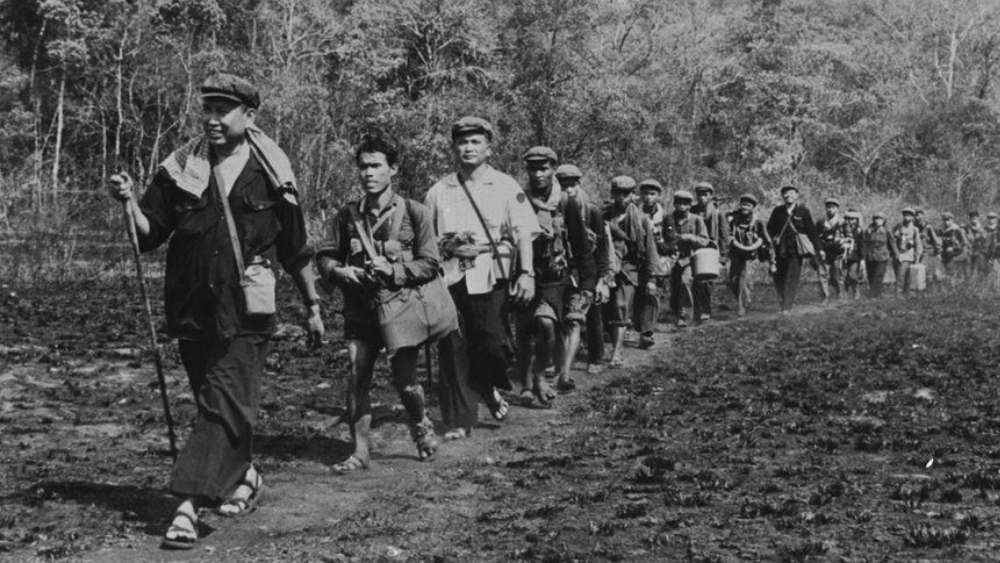 পল পট নামটি বেশ অদ্ভুত। কম্বোডিয়ান ভাষায় এর অর্থ ‘সাচ্চা কম্বোডিয়ান’। পল নিজেকে তা-ই মনে করতেন। নিজের নাম নিজেই রেখেছিলেন তিনি।