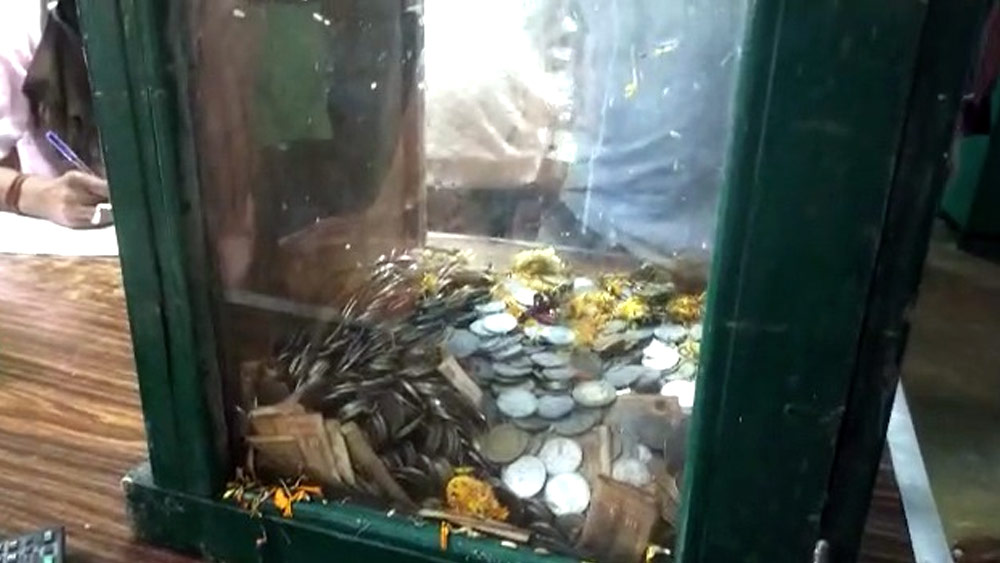 Theft at a temple of Ashoknagar, Footage caught on CCTV dgtld