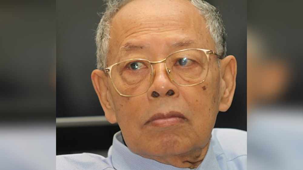 প়ড়াশোনায় কোনও দিনই ভাল ছিলেন না। কলেজে ভর্তি হলেও ডিগ্রি পাননি। মাঝপথে পড়া ছেড়ে কাঠের কাজ শিখতে যান। সেখানেই কম্বোডিয়ার এক কমিউনিস্টপন্থী বুদ্ধিজীবীর সঙ্গে তাঁর আলাপ। ইনি পরে পলের সরকারের গুরুত্বপূর্ণ পদে অভিষিক্ত হন।