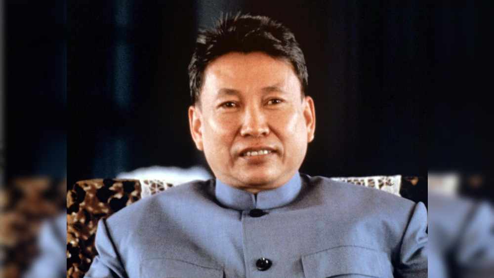 পরে অবশ্য কাঠের কাজ নিয়ে পড়াশোনার পর স্কলারশিপ পেয়ে প্যারিসে যান উচ্চশিক্ষার জন্য। সেখানেই মার্ক্স-লেনিনীয় কমিউনিজম নিয়ে আগ্রহী হয়ে পড়েন।