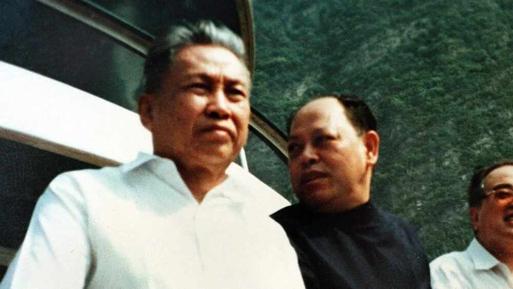 পল যখন দেশে ফেরেন তখন কম্বোডিয়ায় রাজনৈতিক টালমাটাল চলছে। দেশের অবস্থা দেখেই সমাজতন্ত্র প্রতিষ্ঠা করার ভাবনা মাথায় আসে পলের। সেখান থেকেই শুরু পলের বিপ্লব।