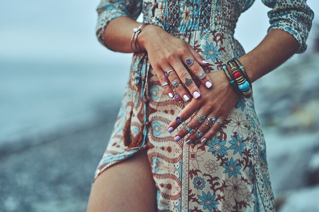 বোহেমিয়ান ধাঁচের আংটিও এখন এই ধরনের পোশাকের সঙ্গে বেশ মানিয়ে যাচ্ছে।