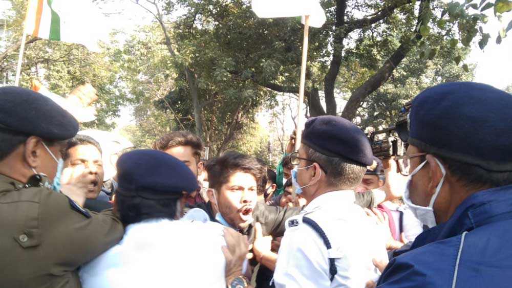 ছাত্র পরিষদের প্রতিবাদ মিছিলে পুলিশের সঙ্গে খণ্ডযুদ্ধ