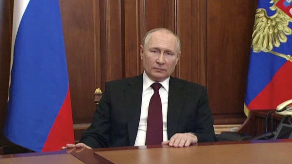 আমেরিকা আগেই সতর্ক করেছিল। ইউক্রেনের সীমান্ত থেকে রাশিয়ার সেনা সরানোর প্রক্রিয়া যে স্রেফ ছলচাতুরি ছিল তা এ বার যেন বুঝিয়ে দিলেন ভ্লাদিমির পুতিনও। সোমবার তিনি জানিয়েছেন, খুব শীঘ্রই ইউক্রেনের দুই বিচ্ছিন্নতাবাদী অধিকৃত এলাকাকে স্বীকৃতি দিতে চলেছে রাশিয়া। যার একটাই অর্থ—এবার সরাসরিই ইউক্রেনকে সঙ্ঘাতে আহ্বান করতে চলেছেন পুতিন।