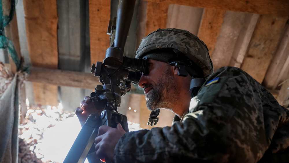 কী নিয়ে সমস্যা? ২০১৪ সালে ইউক্রেনের নিয়ন্ত্রণ থেকে নিজেদের মুক্ত বলে ঘোষণা করে ডনবাস। অভিযোগ, ওই এলাকার নিয়ন্ত্রণ যে বিচ্ছিন্নতাবাদীদের হাতে তাদের রাশিয়াই অর্থ এবং নানারকম সুযোগ সুবিধা দিয়ে দীর্ঘ দিন ধরে লালন করে আসছে। এমনকি এই এলাকার বাসিন্দাদের কোভিড টিকাকরণ, প্রায় আট লক্ষ পাসপোর্টের ব্যবস্থাও করেছে পুতিন সরকার।