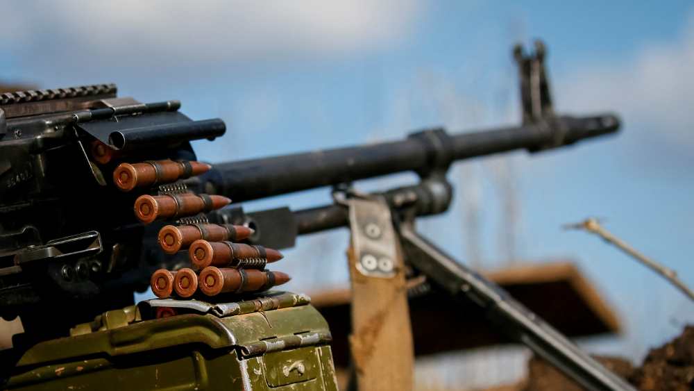 পশ্চিমী দেশগুলি কী করবে? পশ্চিমের একাধিক দেশের সরকারের তরফে মস্কোকে এ ব্যাপারে আগেই সতর্ক করা হয়েছে। স্পষ্ট জানিয়ে দেওয়া হয়েছে, ইউক্রেন সীমান্তে হওয়া রাশিয়ার সেনা বাহিনীর যে কোনও আক্রমণাত্মক কার্যকলাপের দাম দিতে হবে রাশিয়াকে। এমনকি পশ্চিমী দেশগুলি থেকে আসা অর্থ সাহায্যেও তার প্রভাব পড়বে বলে জানিয়ে দেওয়া হয়। যদিও তাতে পুতিনের সিদ্ধান্তে নড়চড় হয়নি।