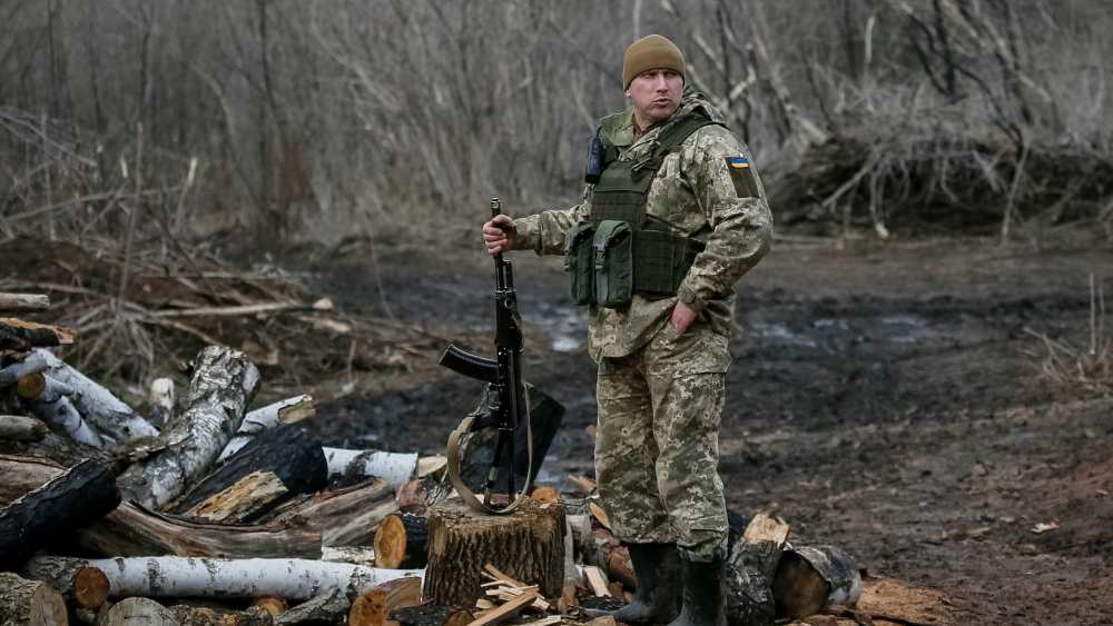 রাশিয়া কি এর আগে বিচ্ছিন্নতাবাদী অঞ্চলকে স্বীকৃতি দিয়েছে? দিয়েছে। এর আগে জর্জিয়ার দু’টি বিচ্ছিন্নতাবাদী অঞ্চলকে স্বীকৃতি দিয়েছিল মস্কো। এ নিয়ে জর্জিয়ার সঙ্গে সেনা সঙ্ঘাতও হয়েছিল রাশিয়ার। ২০০৮ সালে একটা ছোটখাটো যুদ্ধই হয়েছিল রাশিয়া এবং জর্জিয়ার। পরে ওই দুই বিচ্ছিন্নতাবাদী এলাকাকে আর্থিক সহায়তা, সেনা নিরাপত্তা এবং নাগরিকত্ব দিয়ে সাহায্য করে মস্কো।