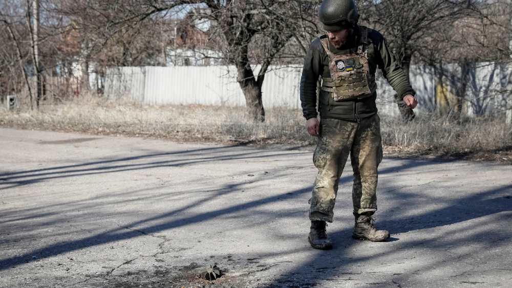 ইউক্রেন নিয়ে রাশিয়ার সবচেয়ে বড় চিন্তা নেটো। রাশিয়ার হাত থেকে বাঁচতে কোনও ভাবে যদি ইউক্রেন নেটোয় অংশ নেয়, তা হলে এই পুরো এলাকায় রাশিয়ার কর্তৃত্ব খর্ব হওয়ার আশঙ্কা থাকবে। মস্কোর দাবি, ইউক্রেনকে নেটোর অংশ করে এই অঞ্চলে কর্তৃত্ব কায়েম করতে চাইছে আমেরিকা-সহ নেটো গোষ্ঠীভুক্ত রাষ্ট্রগুলি। জর্জিয়ার ক্ষেত্রেও এই একই ভয় পেয়েছিল মস্কো।