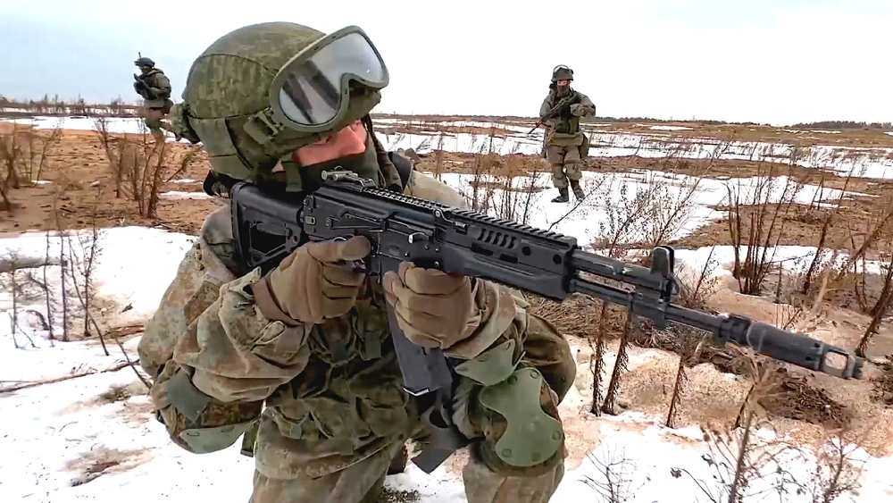 ক্ষতি বা ঝুঁকি কোথায়? মিনস্ক শান্তি চুক্তি ভাঙলে আন্তর্জাতিক নিন্দার মুখে পড়বে রাশিয়া। আন্তর্জাতিক আর্থিক সহায়তা থেকেও বঞ্চিত হবে। তা ছাড়া প্রায় আট বছরের যুদ্ধদীর্ণ দু’টি এলাকার সম্পূর্ণ দায়িত্বও নিয়ে হবে রাশিয়াকে। সেই বোঝাও কম হবে না।