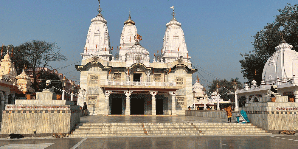 যোগী আদিত্যনাথের ধাত্রীগৃহ। ১৯৯০ সালে ঘর ছেড়ে এই গোরক্ষনাথ মঠে চলে এসেছিলেন উত্তরপ্রদেশের বর্তমান মুখ্যমন্ত্রী। মূল মন্দিরের ভিতরে গোরক্ষনাথ শিবের মূর্তি আছে।