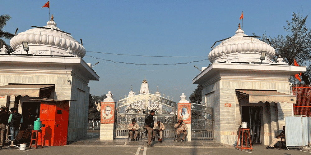 মঠের প্রধান ফটক বন্ধ। পাশের একটা চিলতে গেট দিয়ে ঢোকার ব্যবস্থা। চারদিকে কড়া পুলিশি প্রহরা। ভিতরেও স্বয়ংক্রিয় শস্ত্রধারী পুলিশ।