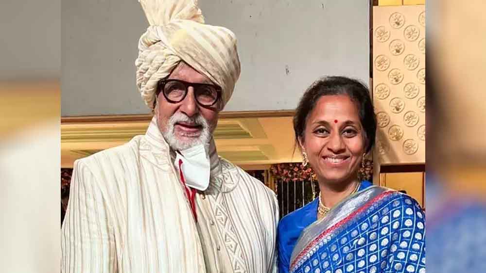 রবিবার সন্ধ্যার আগেই বিয়ের আসরে পৌঁছে গিয়েছিলেন অমিতাভ বচ্চন। ধবধবে সাদা জমিতে হালকা ধূসর কাজের কুর্তা-শেরওয়ানির সঙ্গে পাগড়ির সাজে। যেন তিনিই বরকর্তা!