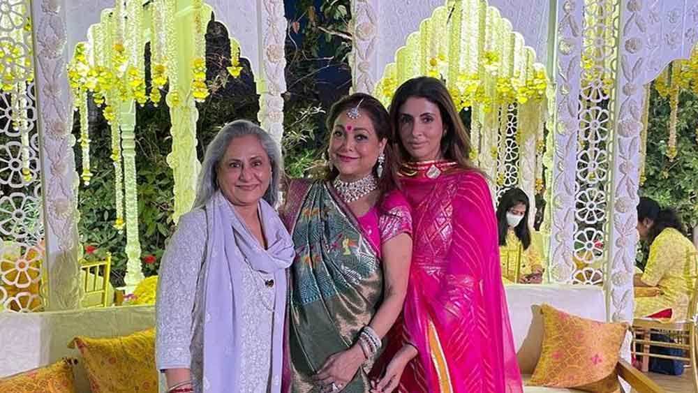 অমিতাভের পাশে জয়ার সাজ ছিল বেশ জমকালো। রিগ্যাল গোল্ডেন এবং গাঢ় লালচে শাড়ির সঙ্গে মানানসই গয়না। কপালে লাল টিপ। হাতে সোনার পোলকি চুড়ি। টেনে বাঁধা খোঁপা। সঙ্গে লম্বা নেকলেসে নিজেকে সাজিয়েছিলেন জয়া। 