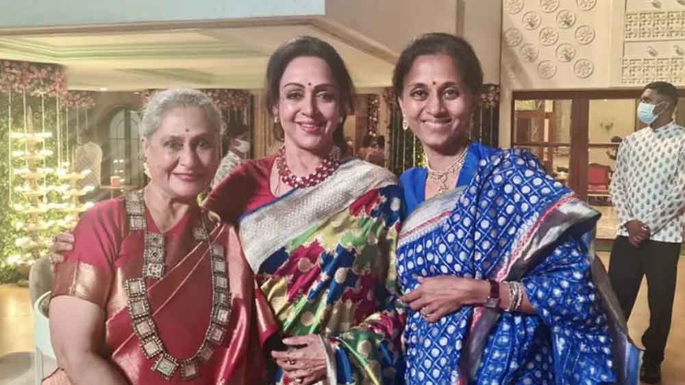 ‘শোলে’র জয় হাজির। আর বীরু থাকবেন না? অমিতাভের পাশাপাশি উপস্থিত ছিলেন ধর্মেন্দ্রও। আর বাসন্তী? হ্যাঁ, তিনিও ছিলেন। 