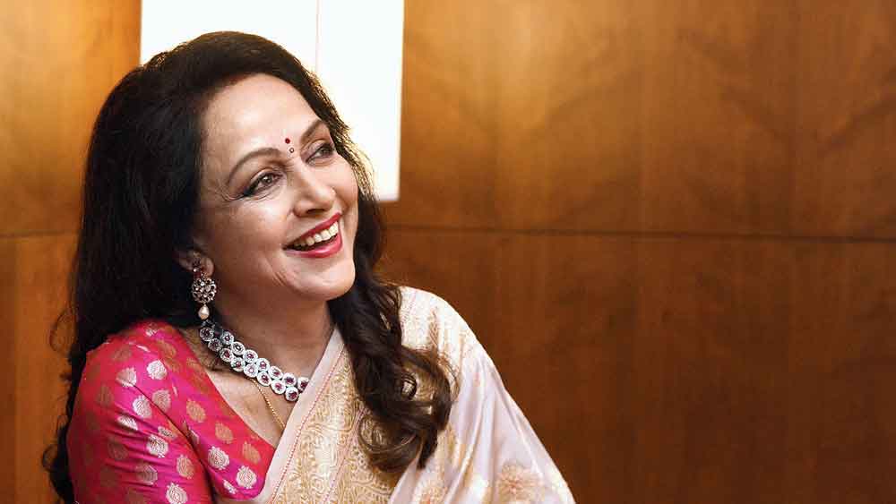 জয়ার পাশে হেমা মলিনীকেও কম জমকালো দেখায়নি। চওড়া পারের সোনালি বর্ডার দেওয়া শাড়ির জমি ছিল ততধিক রঙিন। সঙ্গে মানানসই নেকলেস ও দুল।