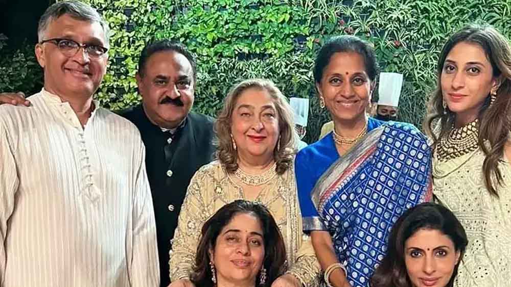 জয়া-হেমার পাশাপাশি সাংসদ সুপ্রিয়া সুলেকেও দেখা গিয়েছে। হেমা সে ছবিও শেয়ার করেছেন ইনস্টাগ্রামে। সংসদীয় রাজনীতিতে ভিন্ন মতাদর্শ থাকলেও এ আসরে যে তাঁরা একসুতোয় গাঁথা, তা-ও জানিয়েছেন হেমা।