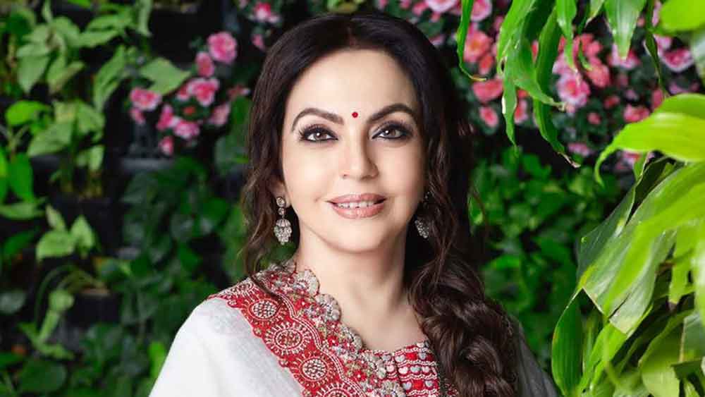 রবিবারসীয় সন্ধ্যায় অতিথিদের দেখাশোনায় কসুর করেননি নীতা অম্বানীও। জরির কাজের লাল-সবুজে লেহঙ্গা। সঙ্গে সোনালি সূক্ষ্ম কাজের চোলি। দামি পাথরের গয়নার মোড়া। তারকা অতিথিদের পাশে তিনিও কোনও অংশে কম আভা ছড়াননি।