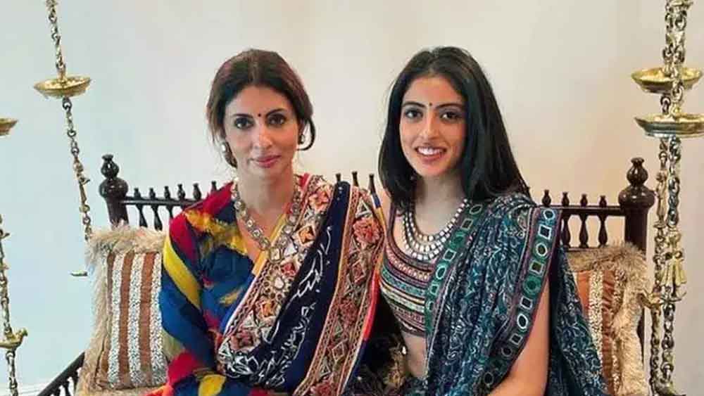 অমিতাভের মেয়ে শ্বেতা বচ্চন নন্দাও আসরে আলো ছড়িয়েছেন। মেয়ে নভ্যা নভেলি নন্দার মতোই তাঁর পরনে ছিল ভারী কাজের ডিজাইনার লেহঙ্গা। এই বিয়ের জন্য ডিজাইনার জুটি আবু জানি এবং সন্দীপ খোসলার উপরের ভরসা রেখেছেন তাঁরা। জয়ার দু’পাশে বসে আবার ছবির জন্য ‘পোজ’ও দিয়েছেন শ্বেতা এবং নভ্যা। অনুষ্ঠানে হাজির ছিলেন ডিজাইনার সন্দীপ খোসলাও।