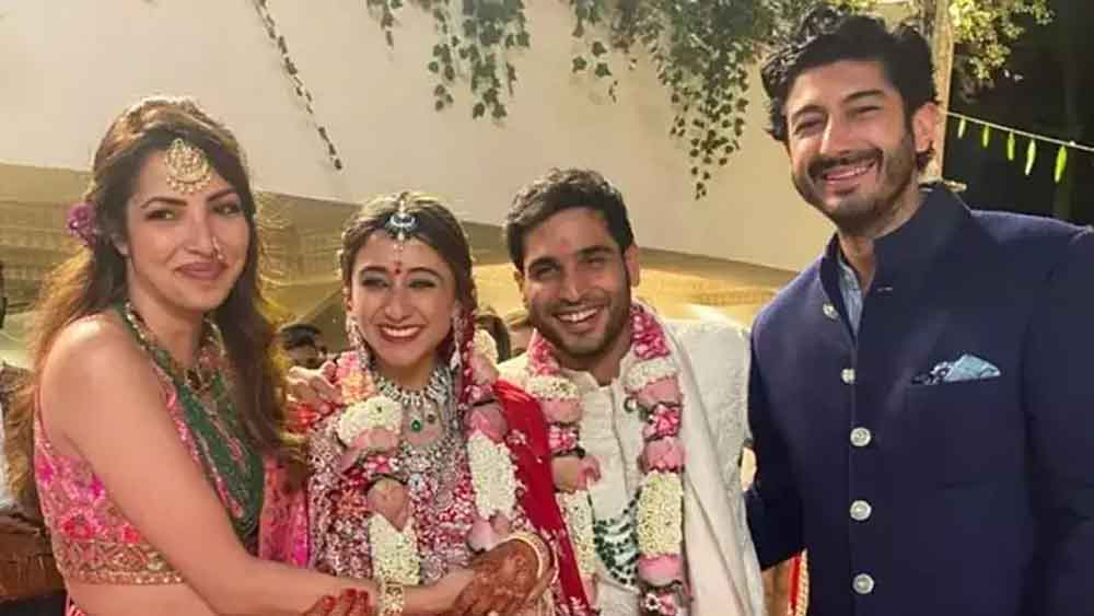 যাঁদের ঘিরে এত আলোর ছটা, সেই জয়-কৃষ্ণা কেমন সেজেছিলেন? বিশেষ দিনটিতে হালকা রঙের উপর সূক্ষ্ম কাজের শেরওয়ানি চাপিয়েছিলেন জয়। সঙ্গে অবশ্য দামি পাথরের জড়োয়া নেকলেস। কৃষ্ণার পরনে ছিল লালচে লেহঙ্গা-চোলি। আপাদমস্তক গয়নার মোড়া। ছেলের বিয়েতে অনিল এবং টিনা অম্বানীর চওড়া হাসিও বেশ খোলতাই হয়েছিল!