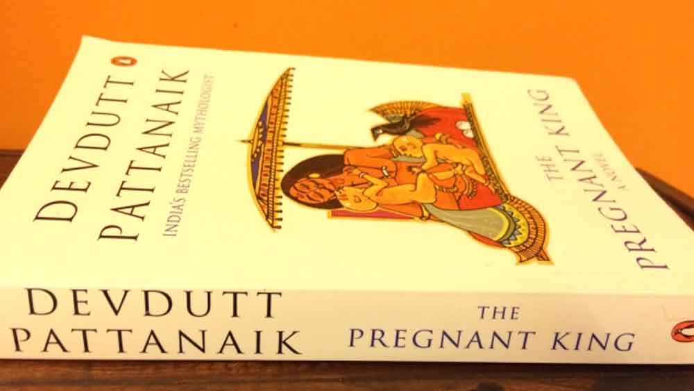 মান্ধাতার জন্মকাহিনি নিয়ে পুরাণবিদ দেবদত্ত পট্টনায়েক ‘দ্য প্রেগন্যান্ট কিং’ নামে এক উপন্যাস লিখেছেন ২০০৮ সালে। এখানে অবশ্য যুবনাশ্বকে কুরুক্ষেত্র যুদ্ধের সমসাময়িক বলে বর্ণনা করা হয়েছে। এ কারণে দেবদত্ত অন্যান্য পুরাণবিদদের কাছে সমালোচিতও হয়েছেন। তবে এই উপন্যাসে পুরুষের গর্ভধারণের প্রসঙ্গ উত্থাপন করে দেবদত্ত লিঙ্গ-ভিত্তিক আত্মপরিচয় নিয়ে বহু প্রশ্ন তুলেছেন, যা এই সময়ের পুরাণ চর্চাকারীদের কাছে ভাবনার নতুন দ্বার উন্মুক্ত করেছে বলেও অনেকে মনে করেন।