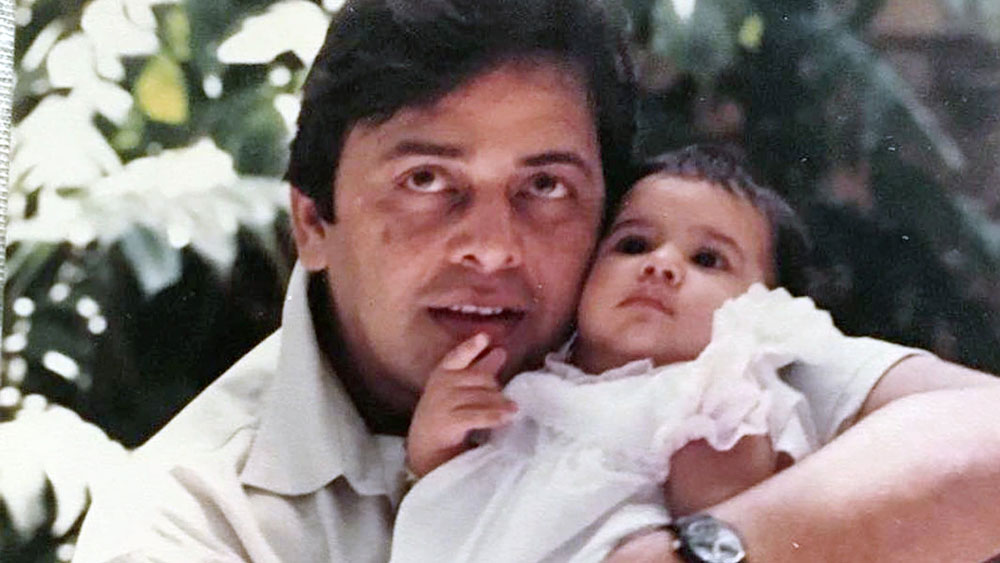 জ্ঞান হওয়ার আগেই বাবাকে হারিয়েছিলেন সনিয়া। তাঁর দেড় বছর বয়সে হার্ট অ্যাটাকে মারা যান বিনোদ। সে সময় বিনোদের বয়স ছিল ৪৫। তবে প্রয়াত অভিনেতা বিনোদের কেরিয়ারের পাশাপাশি তাঁর ব্যক্তিজীবনও ছোট্ট সনিয়াকে ঘিরে ছিল। বিশেষ করে বিনোদের বিবাহিত জীবন নিয়ে কম উৎসাহ ছিল না। অনেকেই বলেন, বিনোদের চারটি বিয়ে। তার মধ্যে রেখার সঙ্গে তাঁর সম্পর্ক নিয়ে বলিউডে আজও জল্পনার অন্ত নেই। 