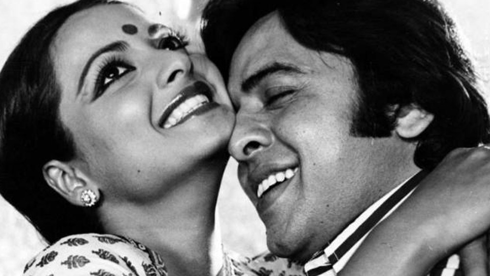 কলকাতায় বিয়ের পর নাকি নববধূকে মুম্বইয়ে তাঁদের বাড়ি নিয়ে যান বিনোদ। অনেকে বলেন, সেখানে অপমানিত হতে হয়েছিল রেখাকে। যদিও বিনোদের সঙ্গে বিয়ের কথা বরাবরই অস্বীকার করেছেন রেখা।