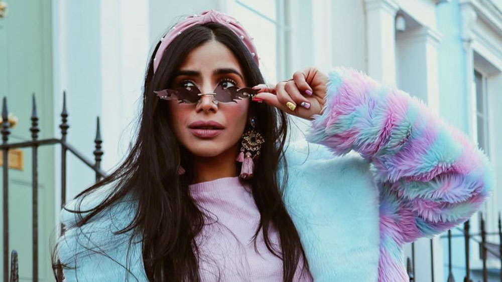 কেনিয়ার মোম্বাসায় বেড়ে উঠেছিলেন সনিয়া। তার পর উচ্চশিক্ষার জন্য লন্ডনে পাড়ি দেন তিনি। কেনিয়ার স্কুল পড়ার সময় থেকেই অভিনয়ের দিকে ঝোঁক ছিল। আট বছর বয়স থেকেই অভিনয় নিয়ে পড়াশোনা শুরু করে দিয়েছিলেন। স্কুলে অভিনয় শেখার ক্লাসেও সনিয়াই সেরা ছাত্রী ছিলেন।