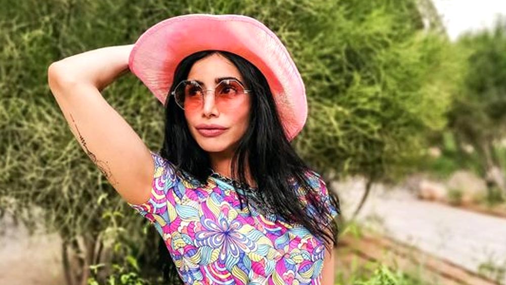 বলিউডে অভিনয় করার জন্য ১৮ বছর বয়সে মুম্বই পাড়ি দিয়েছিলেন সনিয়া। অনুপম খেরের তত্ত্বাবধানে বলিউডি আদবকায়দাও রপ্ত করা শুরু করেন। পরের বছর সটান বড়পর্দায় দেখা যায় তাঁকে। ছবির নাম, ‘ভিক্টোরিয়া নম্বর ২০১৩’। তবে তাতে কেরিয়ারের বিশেষ সুবিধা হয়নি। 