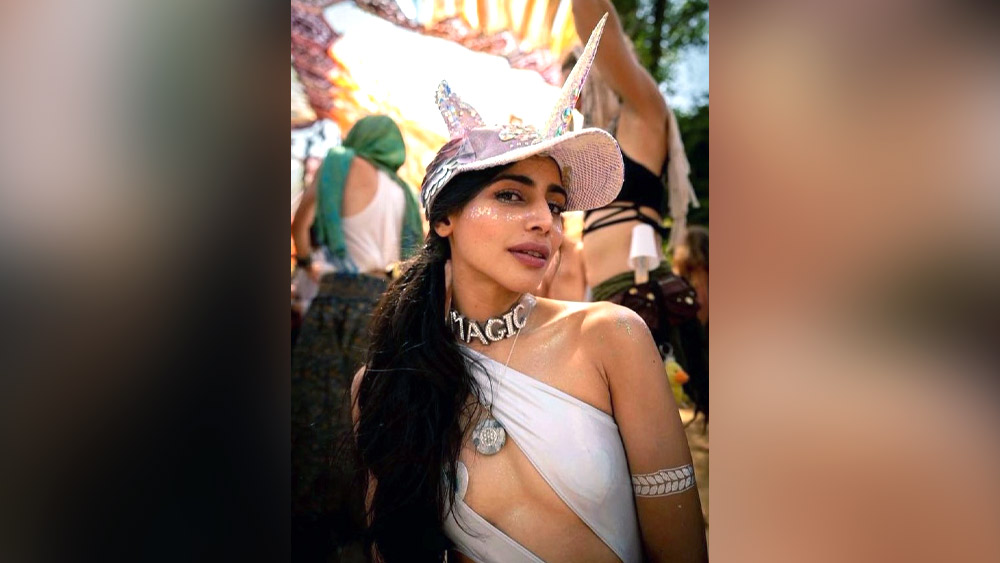 এমটিভি-র ভিডিয়ো জকি হিসাবেও বেশ কিছু দিন কাজ করেছিলেন সনিয়া। তাতে জনপ্রিয়তাও পেয়েছিলেন। তবে আজ থেকে প্রায় আট বছর আগে গ্ল্যামার জগৎ ছেড়ে অন্য পথে চলতে শুরু করেন সনিয়া।