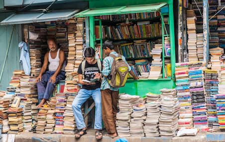 সময়ের সঙ্গে ছন্দে ফিরেছে কলেজ স্ট্রিট