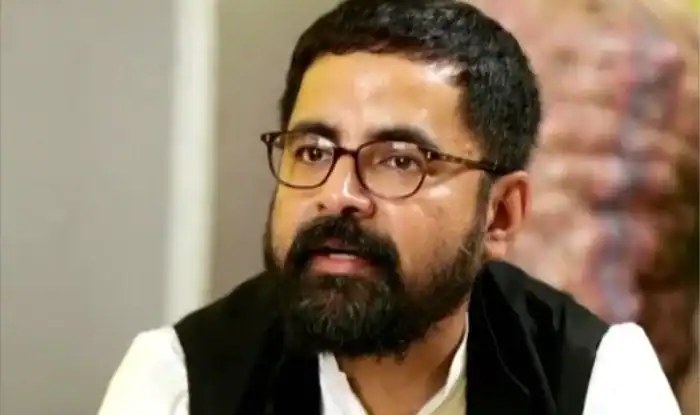 বাবা-মা চাননি সব্যসাচী পোশাক শিল্পী হন। তাই এ বিষয় নিয়ে পড়াশোনার জন্য বাড়ি থেকে অর্থ সাহায্য পাওয়াও দুষ্কর ছিল। নিজের যাবতীয় বই বিক্রি করে ‘ন্যাশনাল স্কুল অব ফ্যাশন টেকনোলজি’-তে ভর্তি হন তিনি।