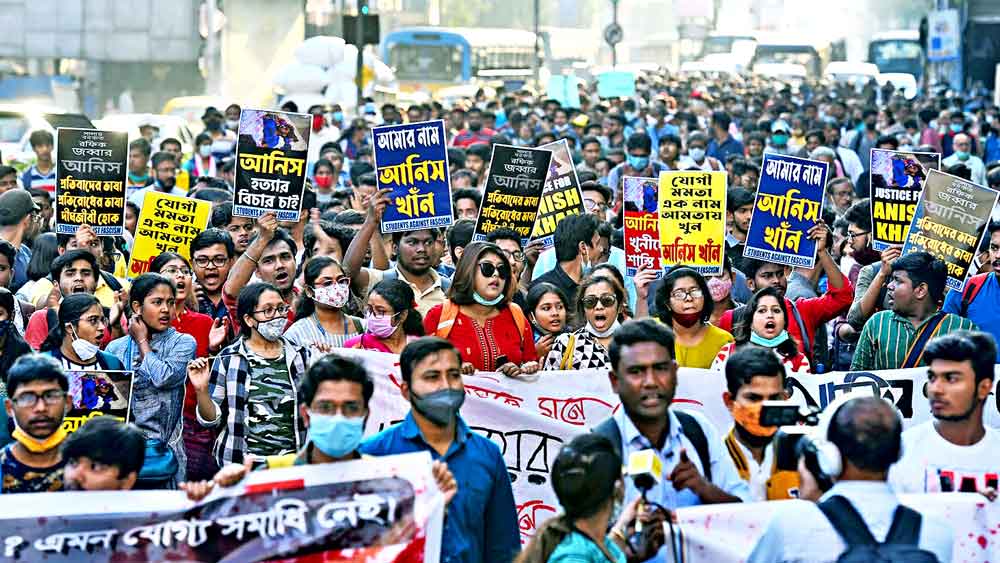 সরব: মহানগরের রাস্তায় আনিস-হত্যার প্রতিবাদ মিছিল, ২১ ফেব্রুয়ারি। 