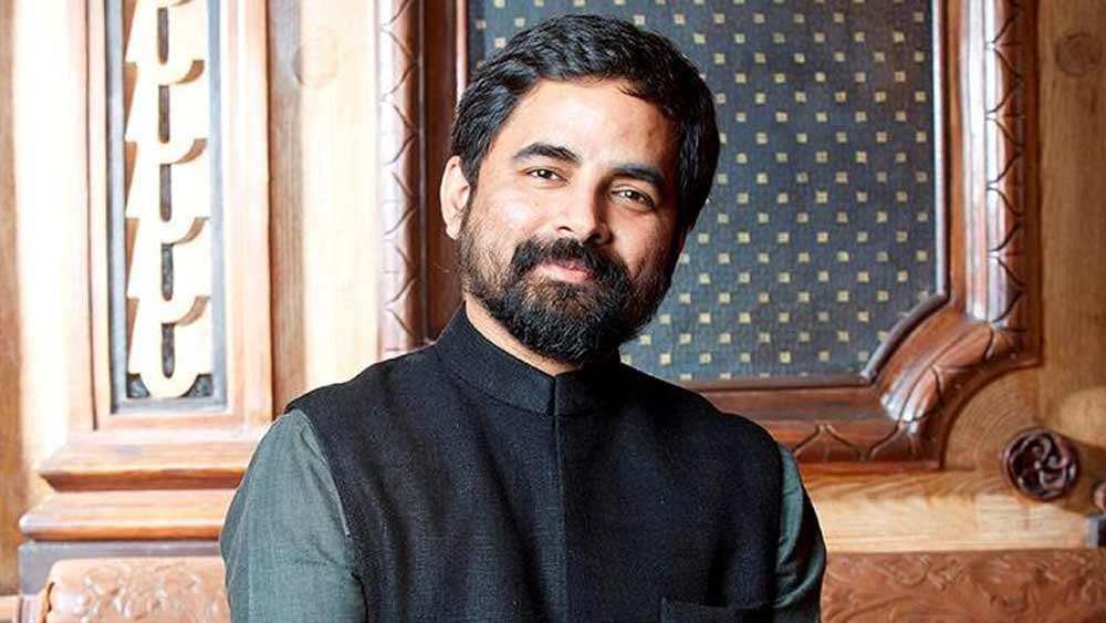 পড়াশোনা শুরু চন্দননগরের শ্রী অরবিন্দ বিদ্যামন্দিরে। বাংলা সাহিত্য ছিল প্রিয় বিষয়। কোনও বিষয়ের উপর রচনা লিখতে দিলেও তাঁর কলম চলত ঝড়ের বেগে। স্কুল শেষ হলে কাঁকিনাড়া ছেড়ে কলকাতায় চলে আসা।