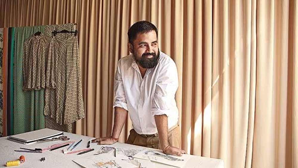 কলকাতার‘সেন্ট জেভিয়ার্স কলেজ’ থেকে পাশ করে ‘ন্যাশনাল স্কুল অব ফ্যাশন টেকনোলজি’-তে ভর্তি হওয়া। ছেলের পোশাকশিল্পী হওয়ার স্বপ্ন নিয়ে বাবা-মা প্রথমে অনিচ্ছা প্রকাশ করেন। তবে সব্যসাচী থামেননি। 