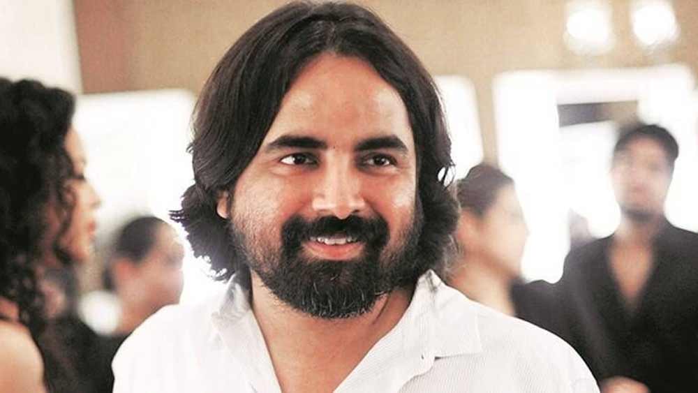 সব্যসাচী যে পোশাক শিল্পী হবেন, তা যেন ছিল পূর্ব নির্ধারিত। শোনা যায়, ছেলেবেলাতেই বাবার পায়জামা দিয়ে জামার হাতা বানিয়ে ‘কিং লিয়র’ নাটকের পোশাক অবলীলায় বানিয়ে ফেলেছিলেন।