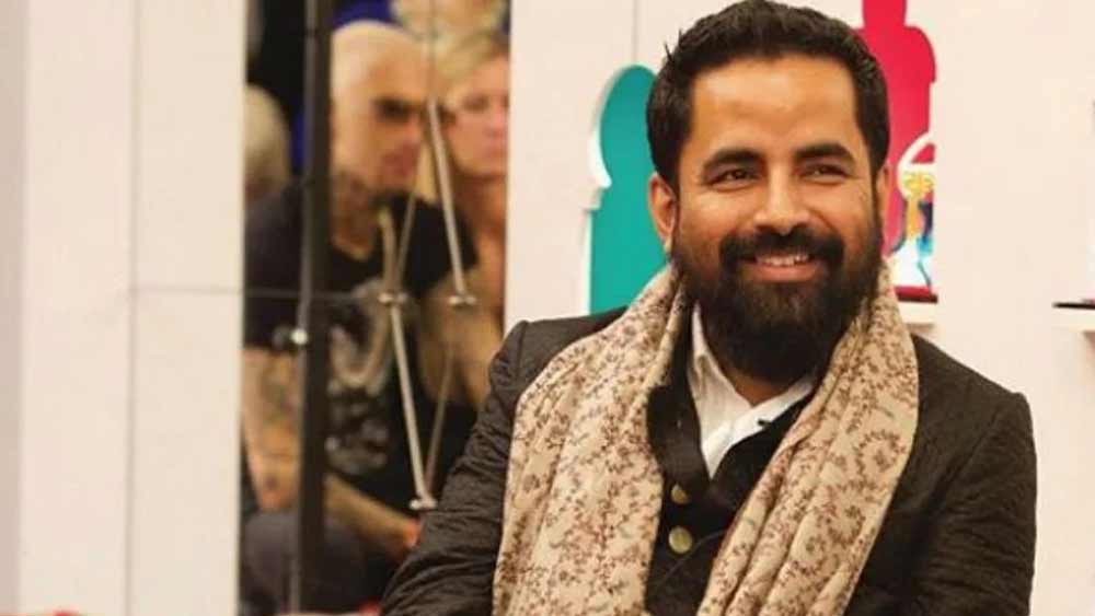 ১৯৯১ সালে সেখান থেকে পাশ করে পরপর দুটি প্রদর্শনী। তার পর সোজা মুম্বই। সে বছরই তিন জন কারিগর নিয়ে তৈরি করেন নিজের পোশাক ব্র্যান্ড ‘সব্যসাচী’। 