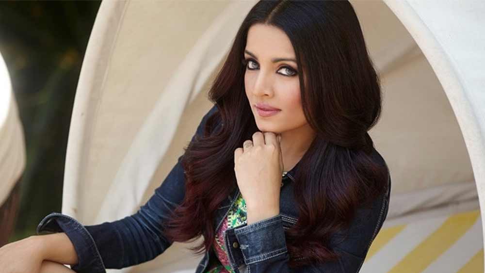 বন্ধু সেলিনা জেটলি যাবেন দেশের সর্বোচ্চ সৌন্দর্য প্রতিযোগিতায়। তাঁর জন্য আলাদা পোশাক বানাতে হবে। এ নিয়ে ভাবনা-চিন্তা করতে করতেই বিভিন্ন রঙের খাদির কাপড় জুড়ে জুড়ে তৈরি করে ফেললেন একটি স্কার্ট। সঙ্গে হল্টার নেক জামা আর মাথায় পাগড়ি। সৌন্দর্য প্রতিযোগিতার সেই মঞ্চে সেলিনার পোশাক নিয়ে সেদিন হইচই পড়ে গিয়েছিল।