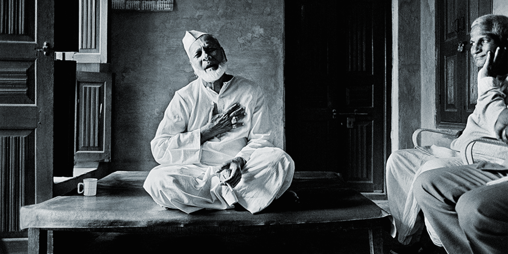 এই চারপাই ছিল বিসমিল্লার অনেকখানি জগৎ। তাঁর এই ঘরে আমরা যাব। একটু পরেই।