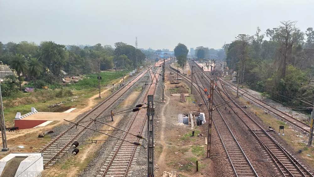  কাছেই ঝাড়গ্রাম স্টেশন