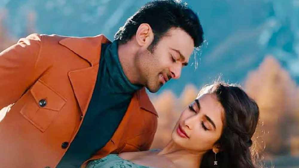 প্রভাসের মুকুটে আর একটি পালক হতে পারে ‘র‌্যাধেশ্যাম’। পিরিয়ড ছবির প্রেক্ষাপটে এই রোম্যান্টিক-ড্রামা তেলুগুর পাশাপাশি হিন্দিতেও শ্যুটিং করা হয়েছে। ‘আচার্য’-র মতো জোড়া নায়িকার ছবি নয়। নায়িকার দায়িত্ব সামলেছেন পূজা হেগড়ে।