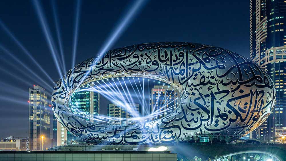 রোবটের মাধ্যমে বিশেষ ভাবে তৈরি করা ১০২৪টি অংশ দিয়ে এই ভবনটি গঠিত। এই অংশগুলির প্রতিটিই আদপে এক একটি স্বতন্ত্র শিল্পকলার নমুনা। উপকরণ হিসাবে ব্যবহার করা হয়েছে মূলত স্টেনলেস স্টিল। কিন্তু ইস্পাত ছাড়াও ব্যবহার করা হয়েছে চারটি স্তর নিয়ে গঠিত এমন একটি সংকর ধাতু যা ১৬টিরও বেশি ধাপের মধ্য দিয়ে উৎপাদিত হয়।