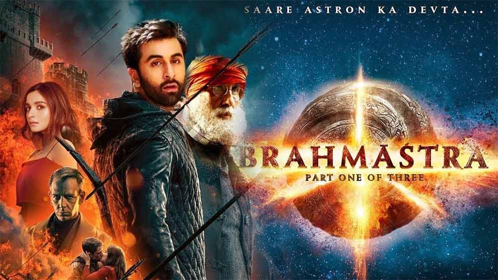 বেশ কয়েক বছর ধরেই এ ছবির কাজ চলছে। সেই ২০১৮ সাল থেকে। তবে অয়ন মুখোপাধ্যায়ের ‘ব্রহ্মাস্ত্র’ কবে দেখা যাবে? প্রযোজকদের দাবি, সেপ্টেম্বরের গোড়াতেই তার ঝলক দেখতে পারবেন দর্শকেরা। পরিচালক ছাড়াও কর্ণ জোহর, হীরু জোহরের সঙ্গে এ ছবির প্রযোজনায় নেমেছেন রণবীর কপূর। সঙ্গে রয়েছেন আরও অনেকে।