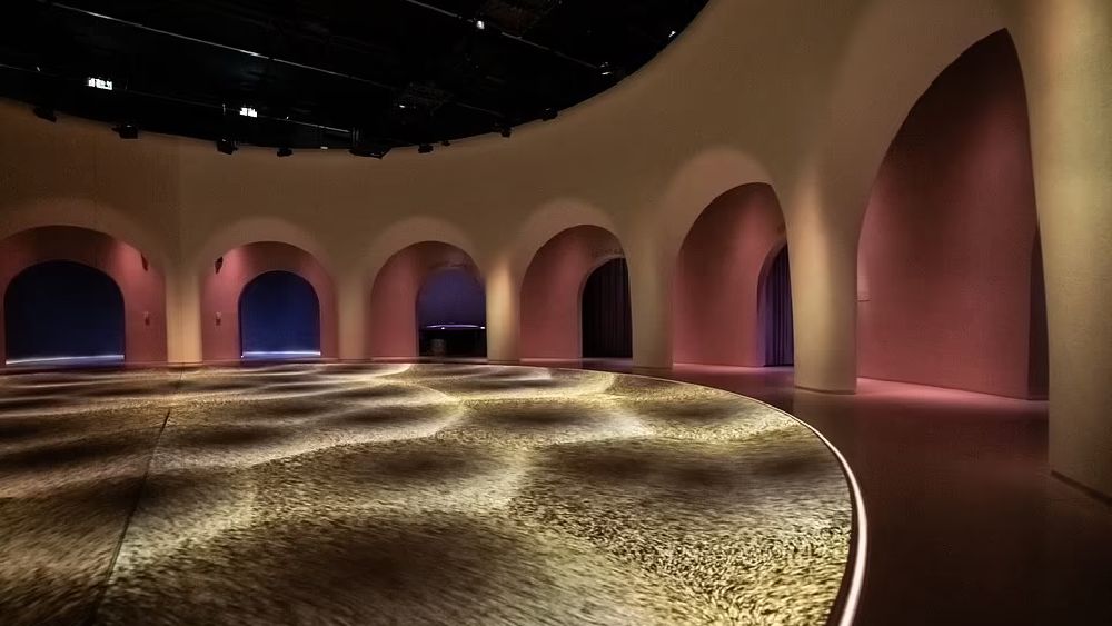 ‘আল ওয়াহা’ নামক একটি প্রদর্শনীতে দর্শকদের জন্য রয়েছে এমন একটি পরিসরে আত্মান্বেষণ করার সুযোগ যা তাঁদের অনুভূতিকে উদ্দীপিত করবে।