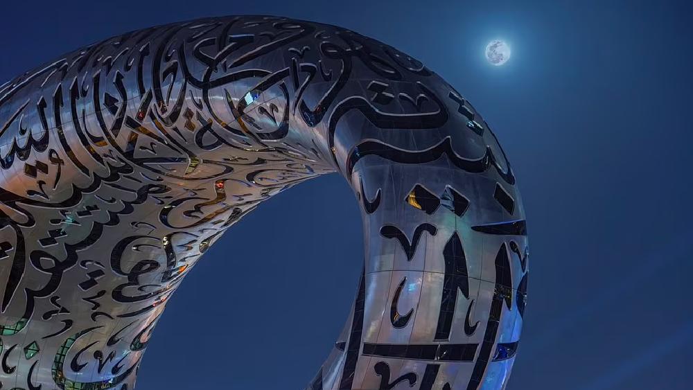 সম্মুখভাগের উদ্ধৃতিগুলির একটিতে লেখা রয়েছে,‘আমরা শত শত বছর বাঁচতে পারি না, তবে আমাদের সৃজনশীলতার সৃষ্টিগুলি আমাদের চলে যাওয়ার পরেও থেকে যেতে পারে’।