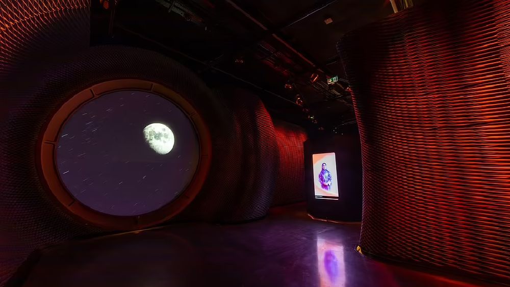 গোটা ভবনটিতে যে আলোকবর্তিকা রয়েছে, তার দৈর্ঘ্য প্রায় ১৪ কিলোমিটার। আরব আমিরশাহির ভাইস প্রেসিডেন্ট এবং প্রধানমন্ত্রী তথা দুবাইয়ের শাসক শেখ মহাম্মদ বিন রশিদ আল মাখতুমের তিনটি উদ্ধৃতি এই ভবনের দেওয়ালে নকশার মাধ্যমে তুলে ধরা হয়েছে।