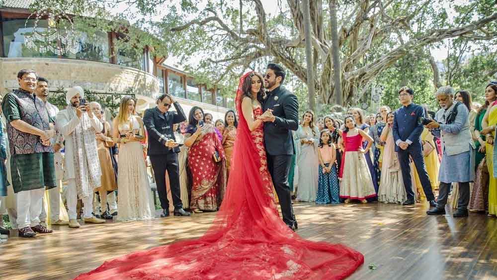 জাভেদ আখতারের খামারবাড়িতে চাঁদের হাট বসেছিল গত শনিবার দুপুরে। ফারহান আখতার-শিবানীর ডান্ডেকরের পরিবার ছাড়াও বলিপাড়ার খ্যাতনামীরা একজোট হয়েছিলেন দুই তারকার বিয়েতে। আংটিবদল এবং শপথ নিয়ে জীবনের নতুন অধ্যায় শুরু করেছেন ফারহান-শিবানী।