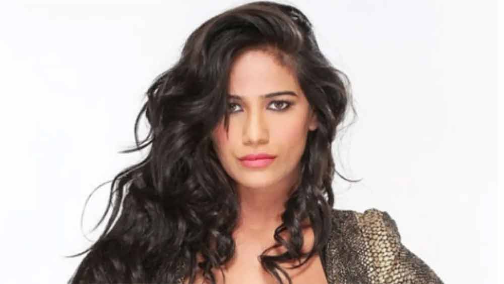 পুনম পাণ্ডের কথাই ধরুন না! হামেশাই সাহসী অবতারে প্রকাশ্যে ধরা পড়েন। এ হেন পুনম এক বার একটু খোলামেলা পোশাকে জামার চেন খুলে কী ট্রোলড-ই না হলেন! 